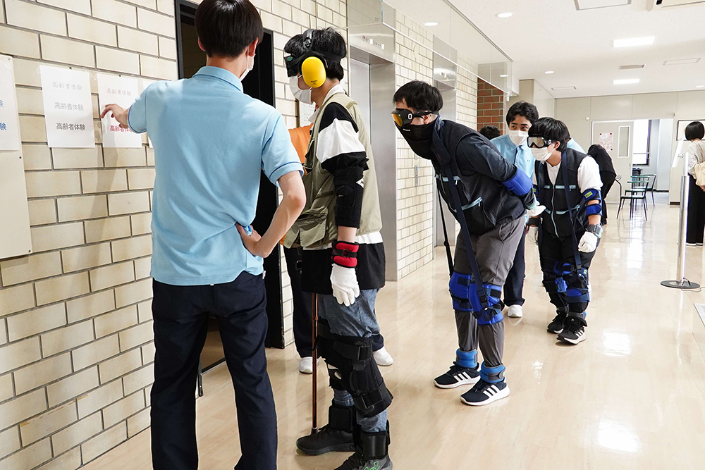 高齢者体験をする参加者の画像