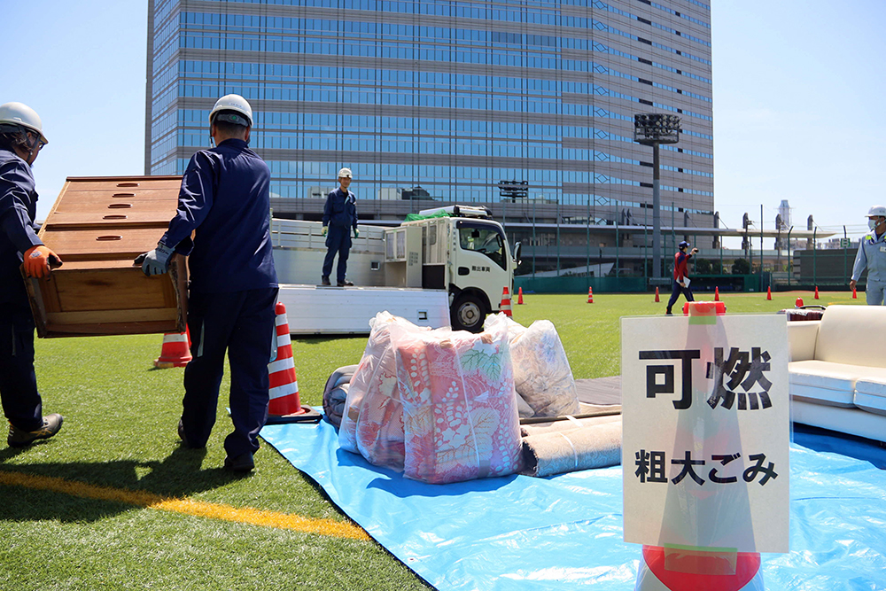 天王洲公園で災害廃棄物処理訓練を行っている写真