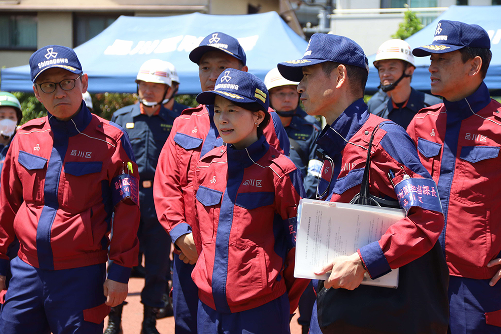 森澤区長が視察している写真