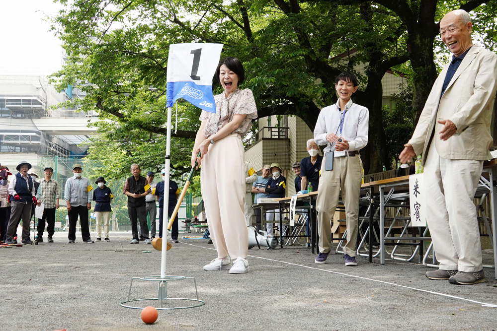 区長がプレーしている様子の写真