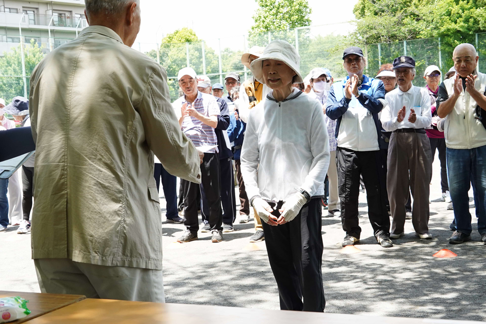 表彰されている様子の写真