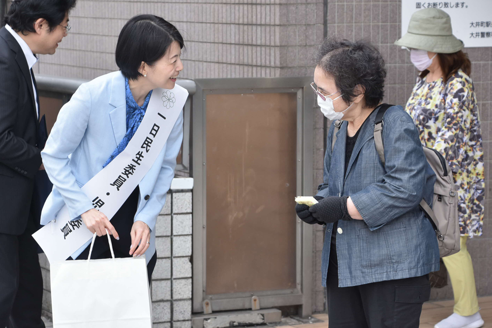 ティッシュ配りの様子の写真