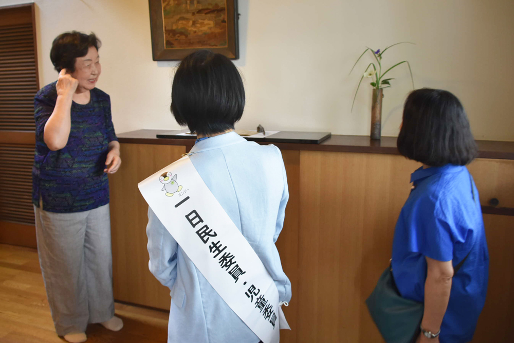 高齢者宅訪問している様子の写真