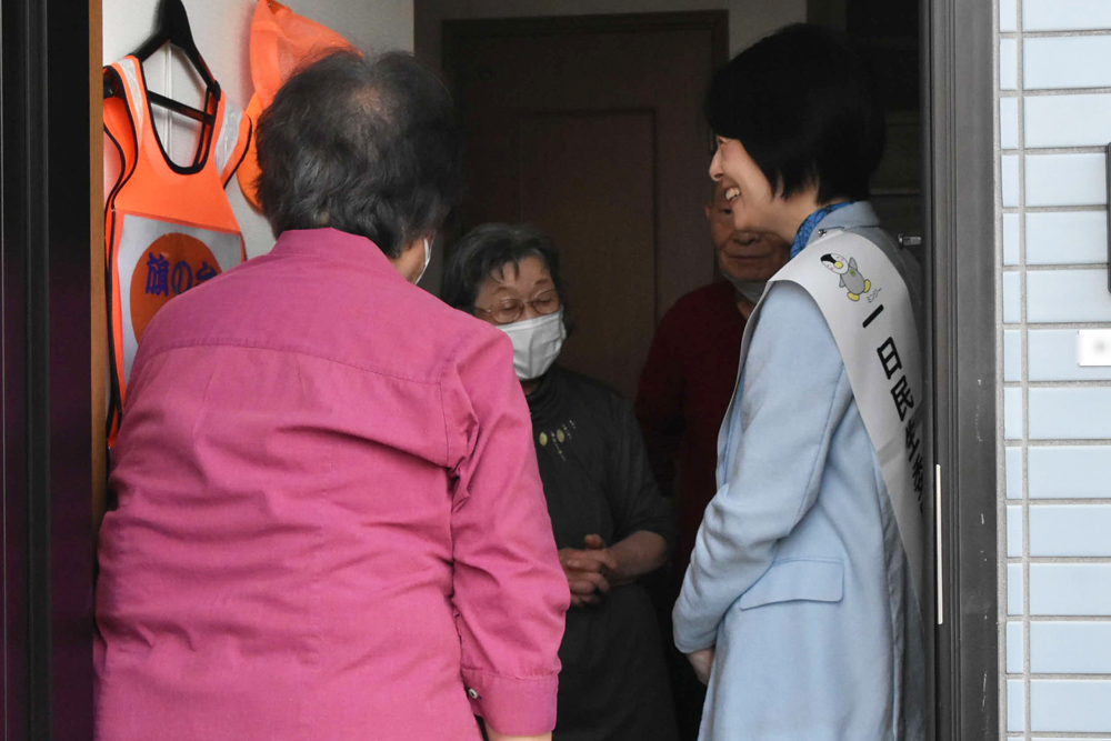 高齢者宅訪問している様子の写真