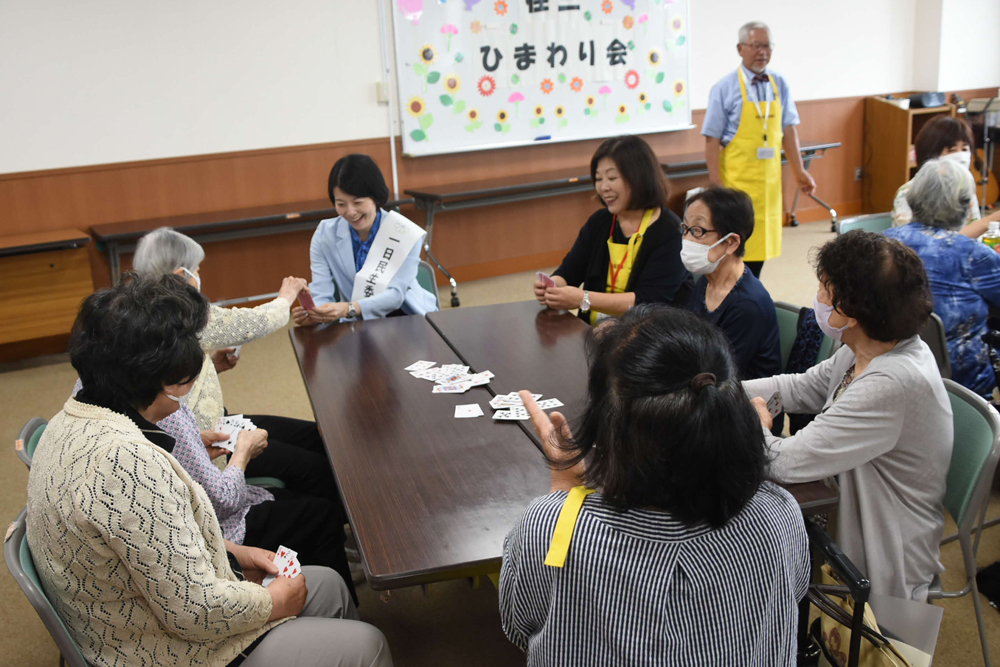 高齢者と遊戯している様子の写真
