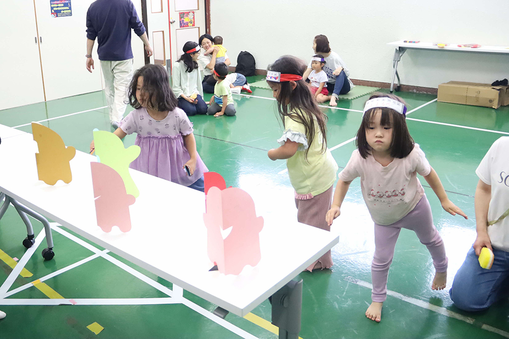 ちびっこ忍者が手裏剣修行をする様子の画像