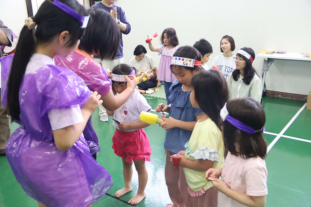 修了証シールを張ってもらうちびっこ忍者の画像