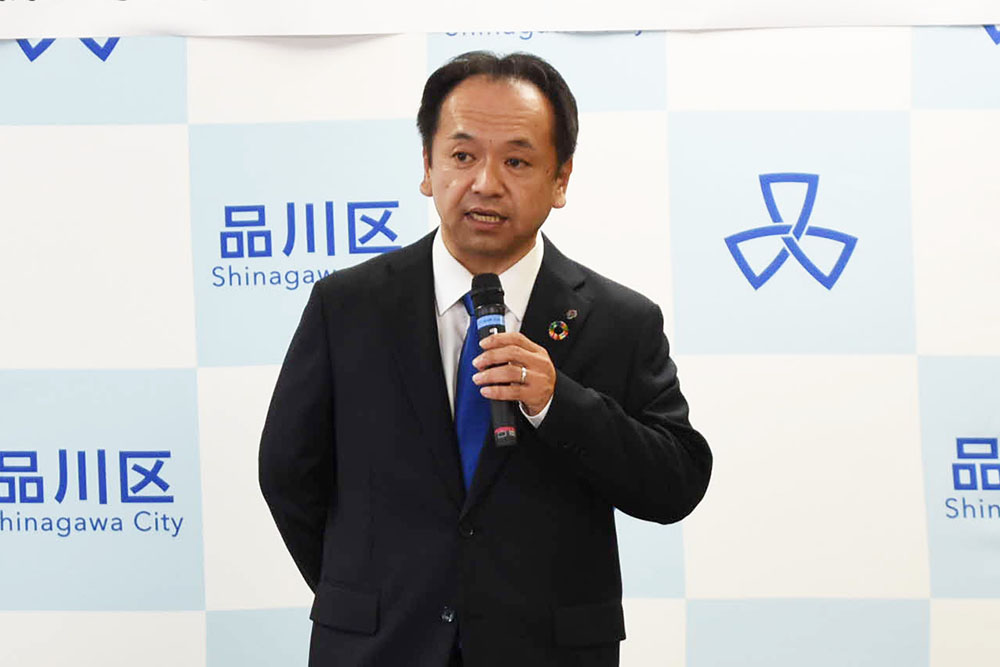 佐野間マネージャーが挨拶する写真