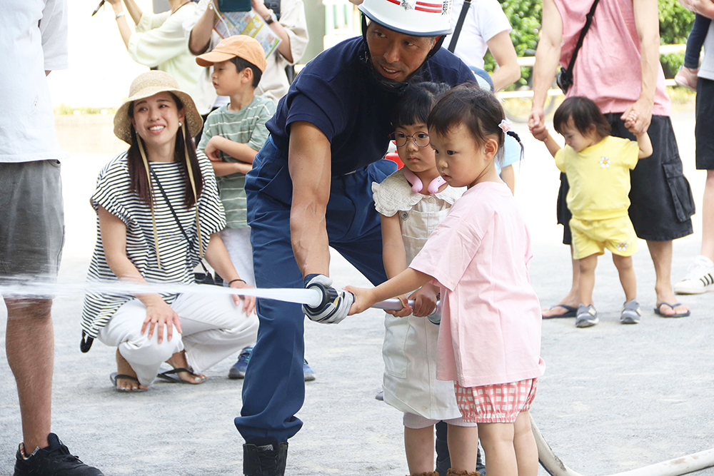 放水を体験する子どもの画像
