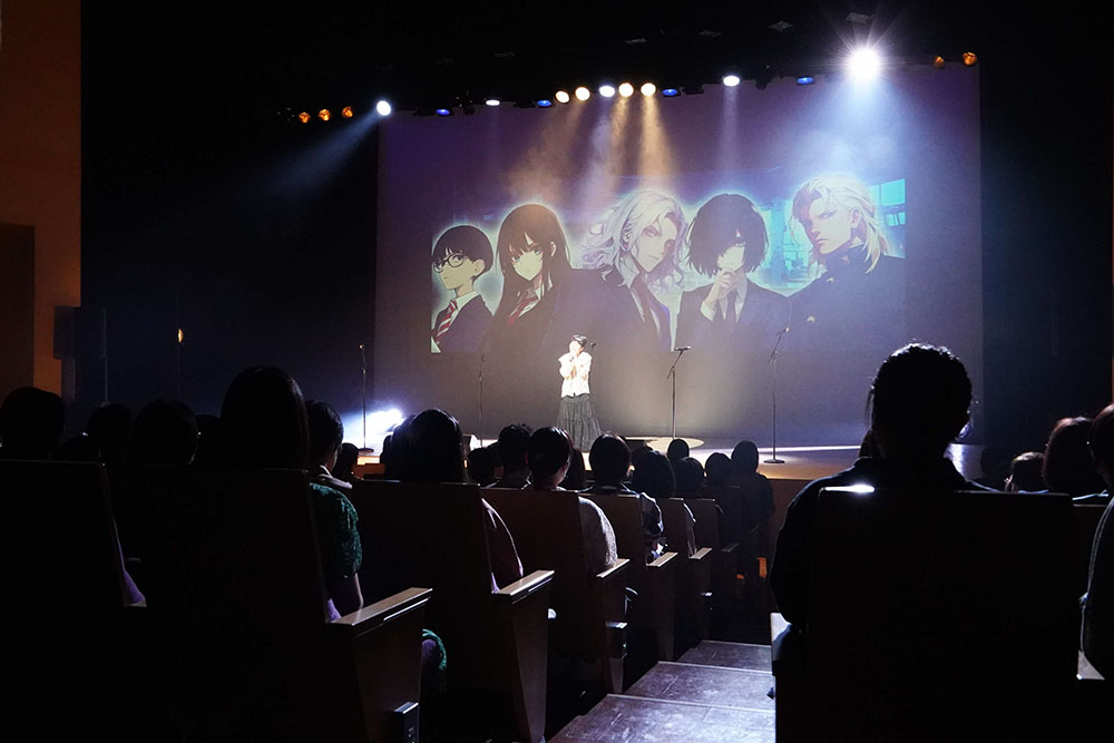朗読する声優 遠目の画像