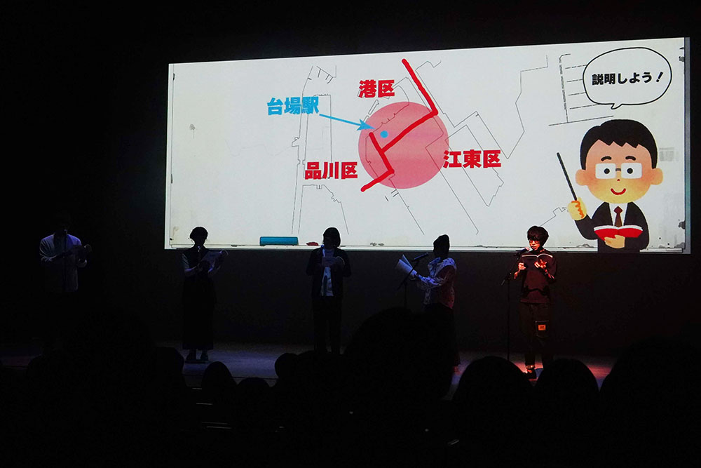 スクリーンをバックに声優が朗読する画像