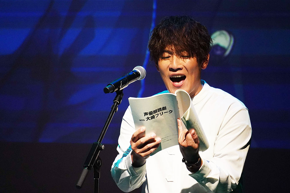 朗読する中谷一博さんの画像