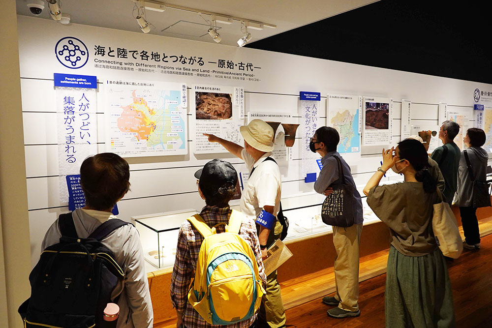 品川歴史観で説明を受ける写真