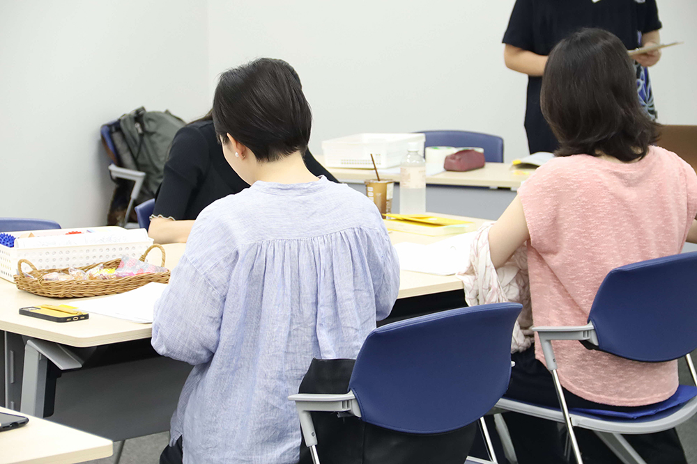 受講者の後ろ姿の画像