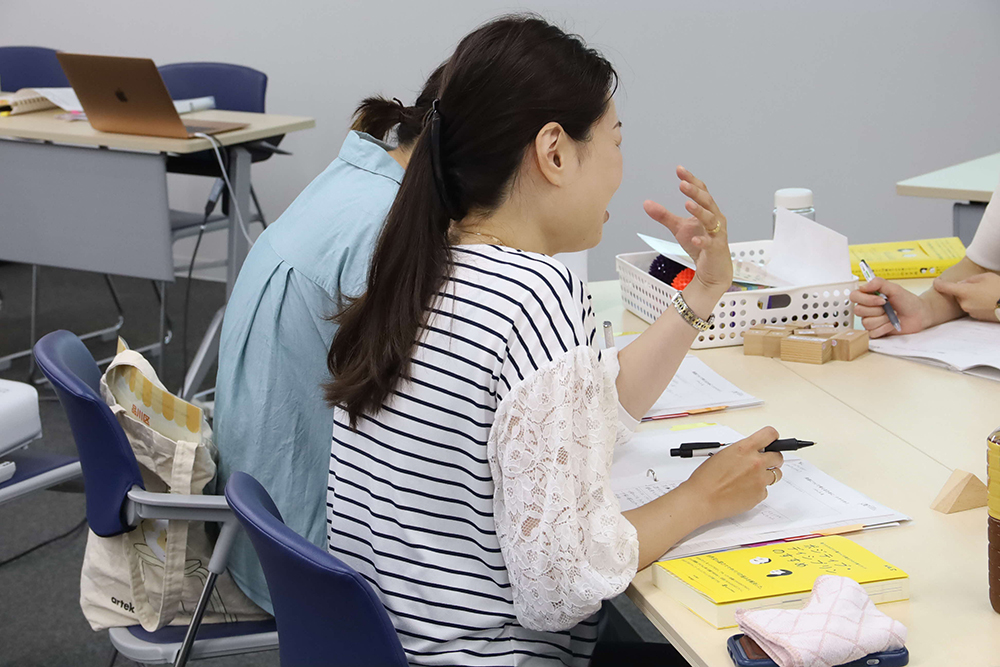 考えを発表する受講者の画像