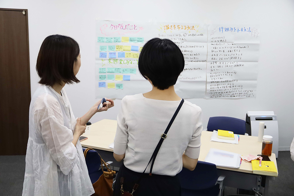 グループワークで話し合う参加者の画像