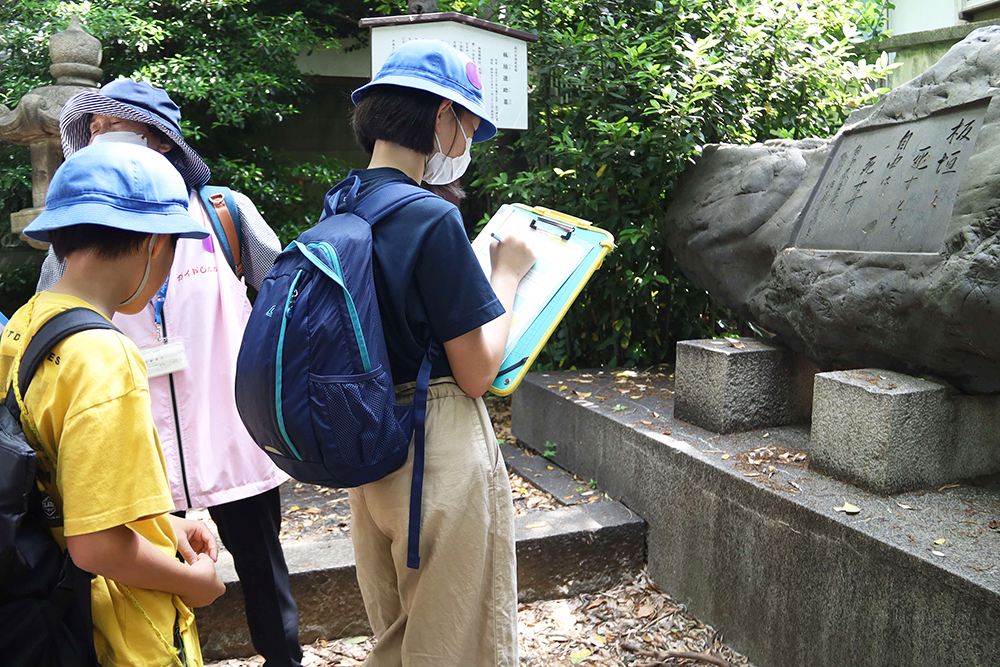 板垣退助について学ぶ児童たちの画像
