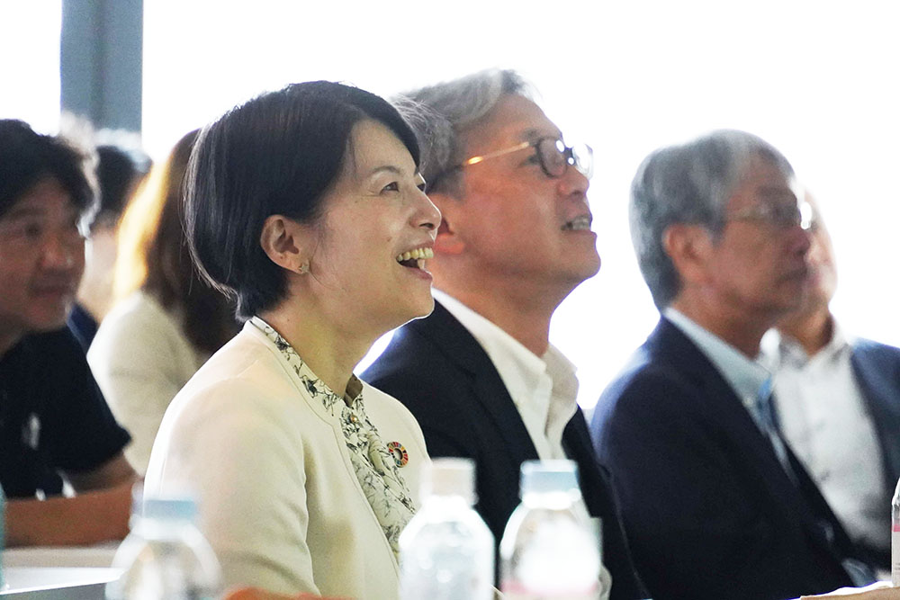 発表会を観覧する森澤区長