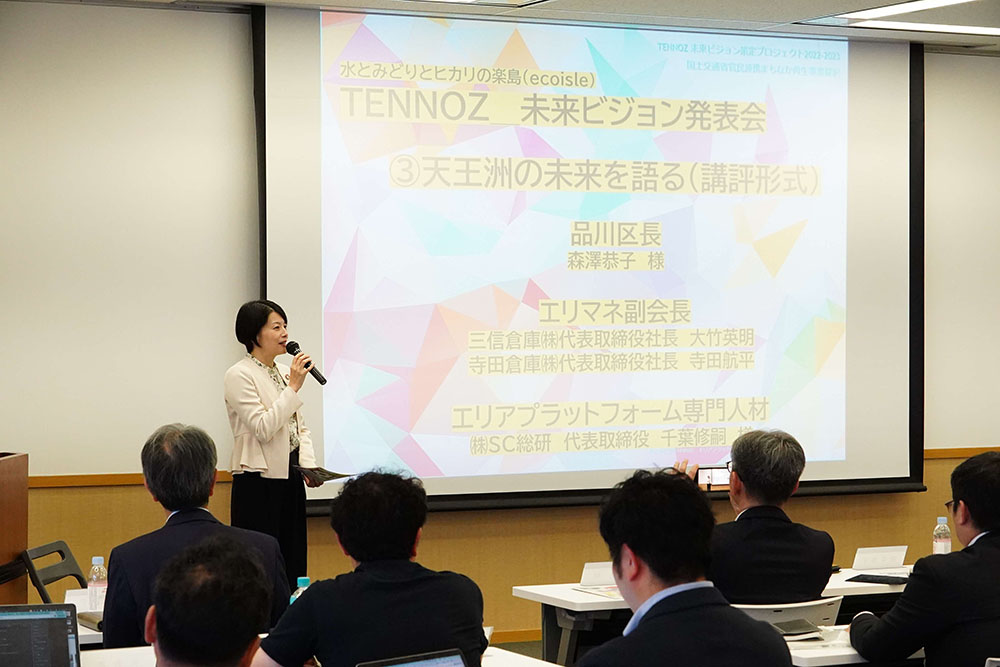 森澤区長が講評する画像後ろから