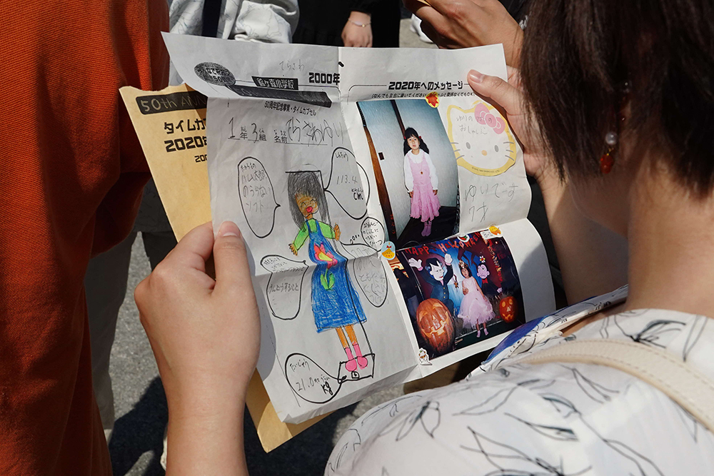 当時の写真を見ている写真