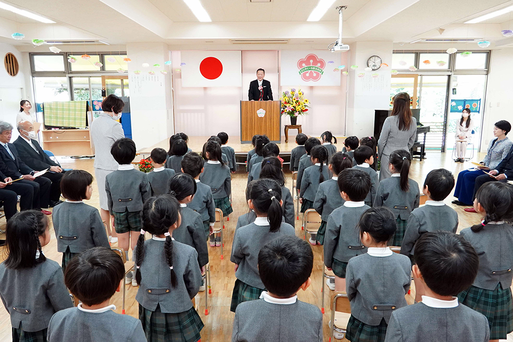 挨拶している写真