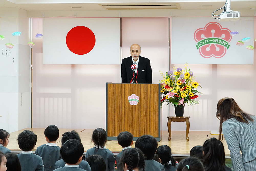 挨拶している写真