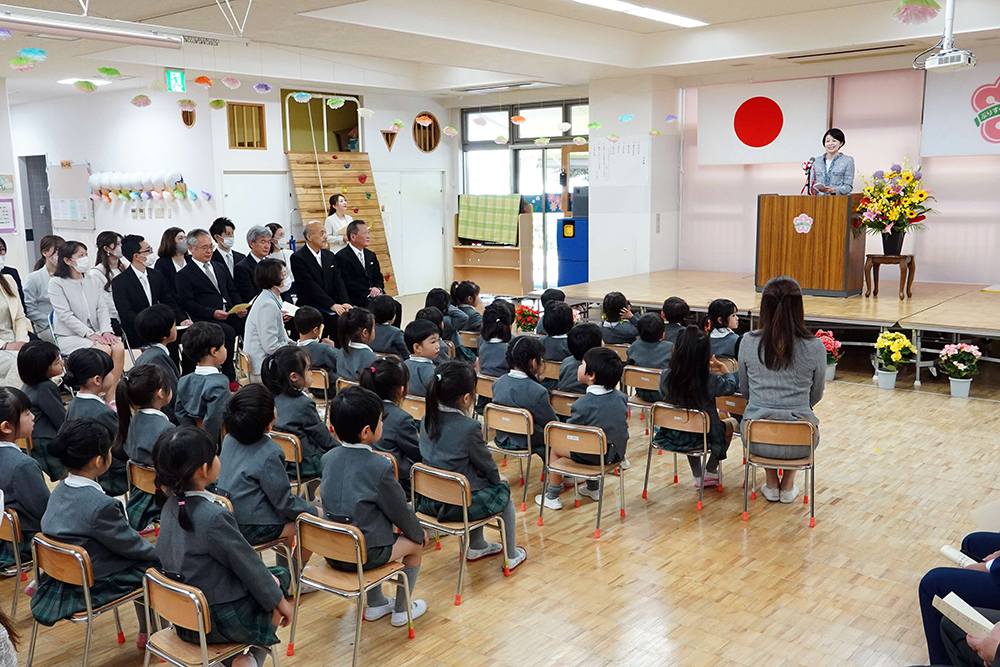 区長が挨拶している全景の写真