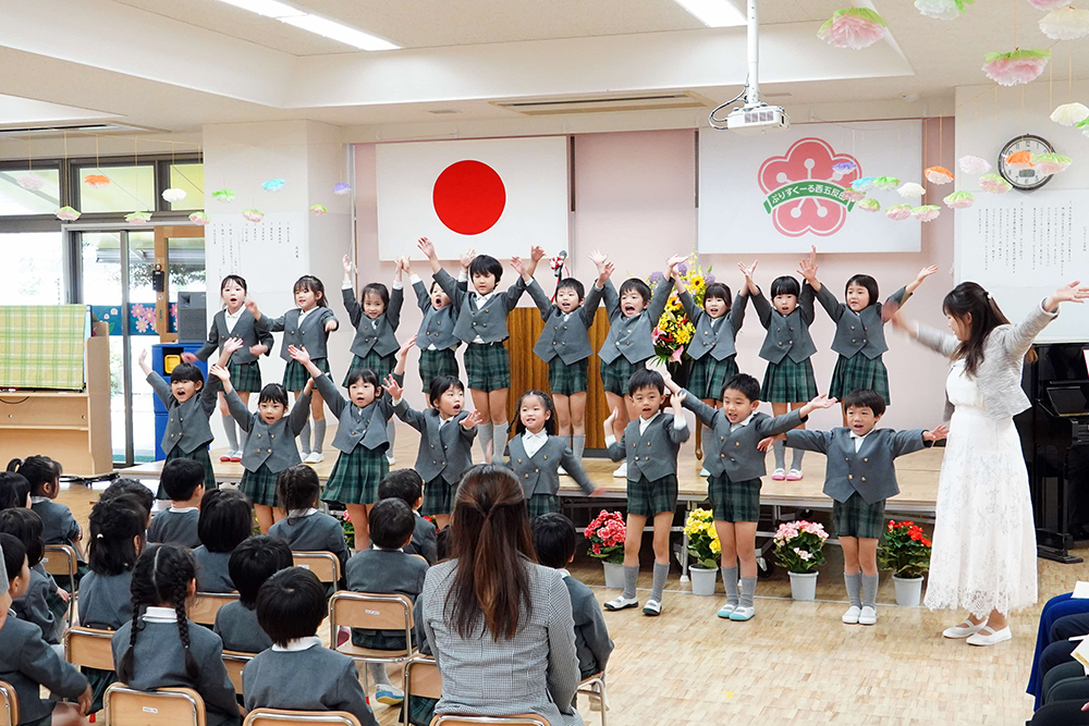 全員で手を上げている写真