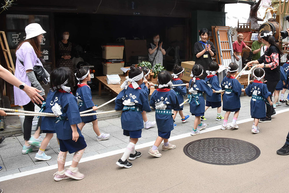 山車をひく幼稚園児の後ろ姿