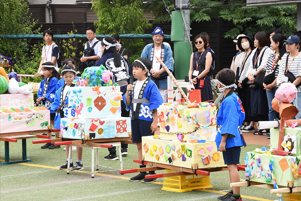 手作り神輿のテーマを発表する小学生