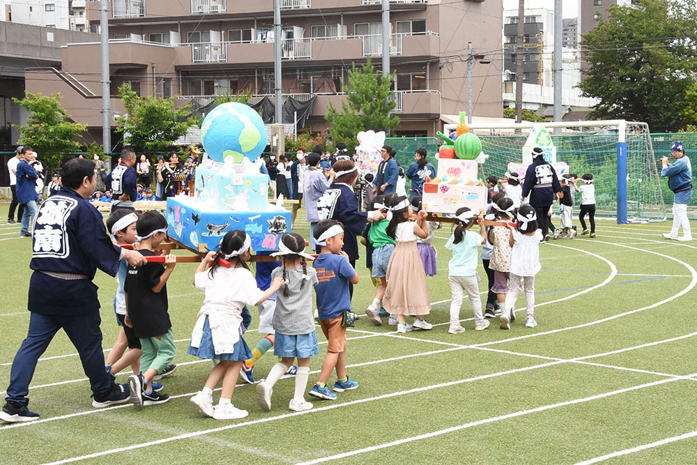 手作り神輿を担いで校庭を練り歩く画像
