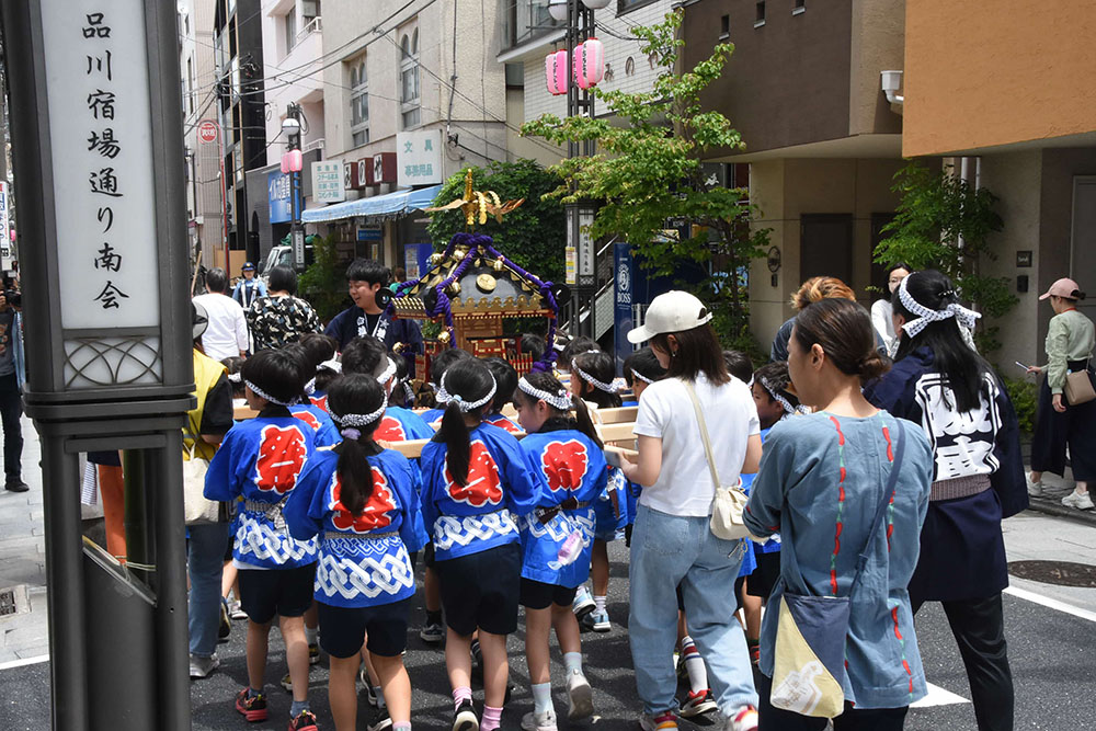 神輿を担いで旧東海道を練り歩く画像