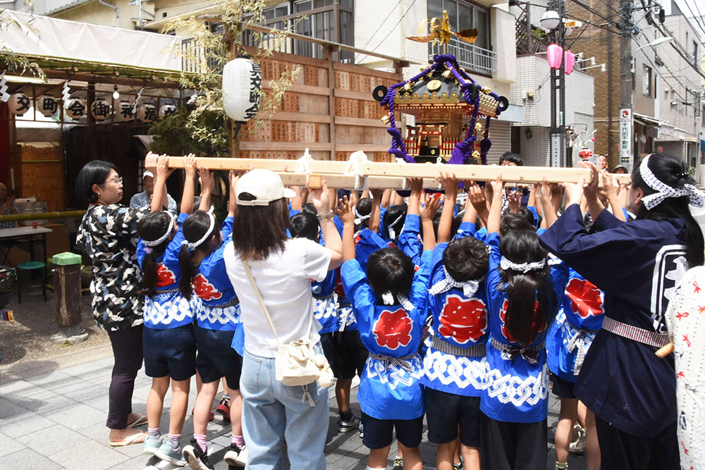 神輿を担いで旧東海道を練り歩く画像
