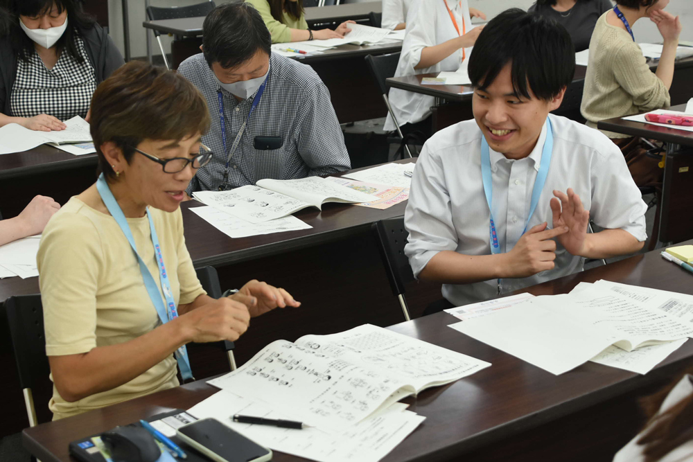 お互い手話をしている様子