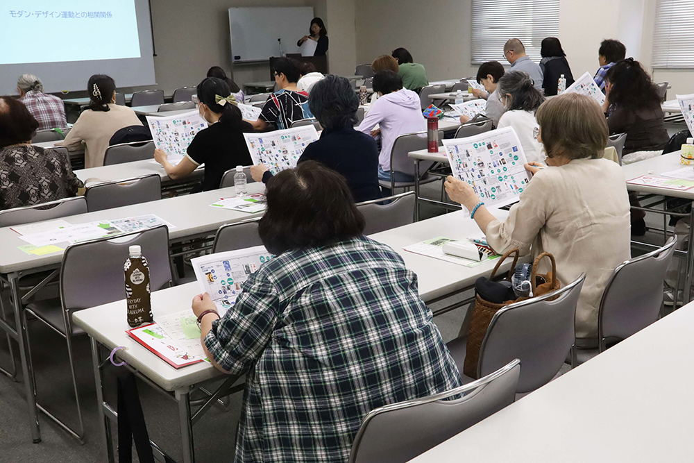 資料を見る参加者たちの画像