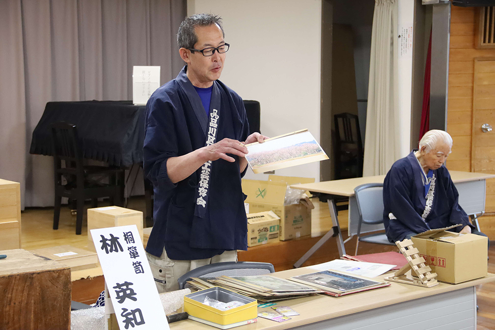 桐について説明する講師の画像