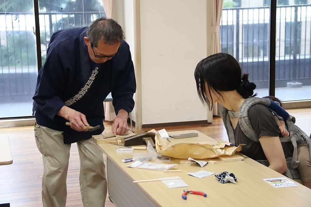 作業を手伝う講師と参加者の画像