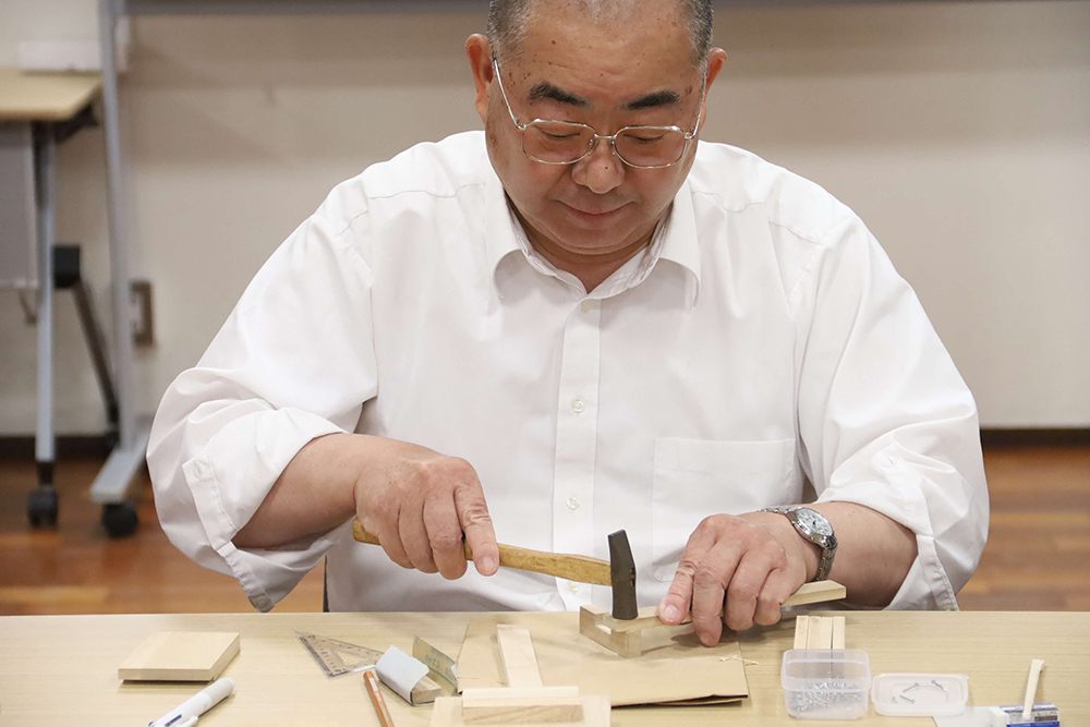 スマホスタンド作りを頑張る参加者の画像