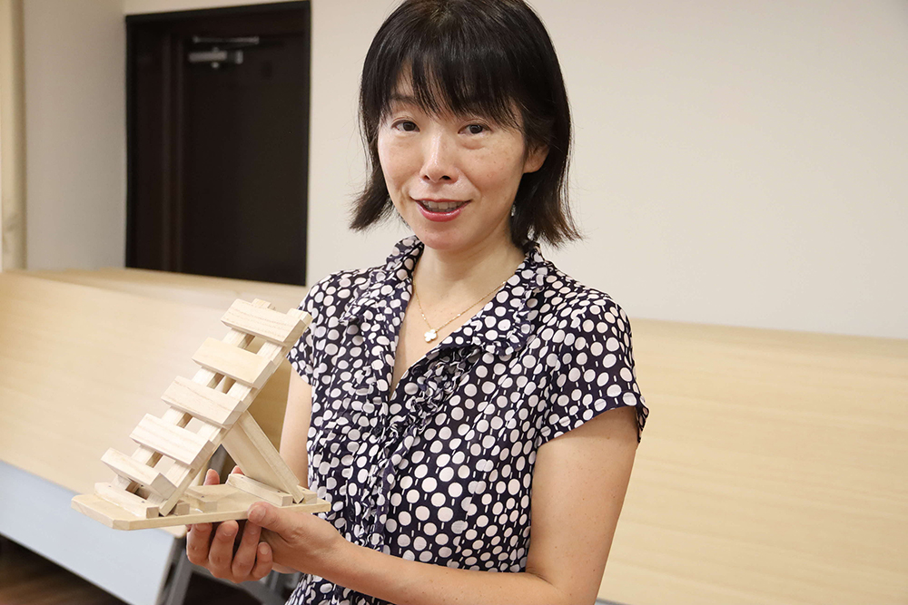 完成品を持って記念撮影する参加者の画像