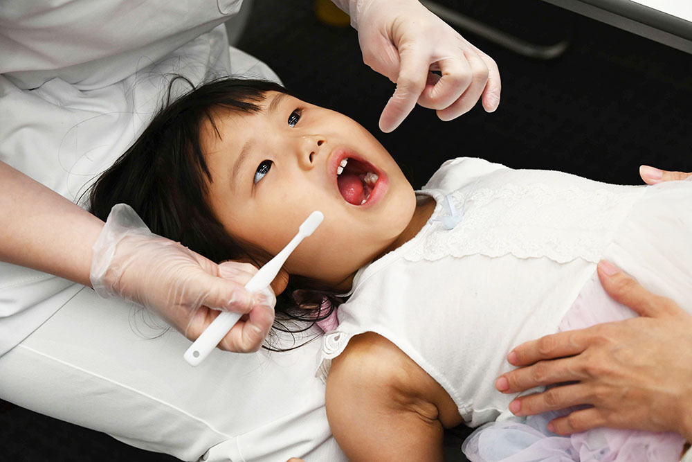フッ化物を塗布される子どもの画像