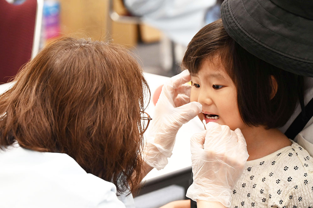 歯磨きをする子どもの画像