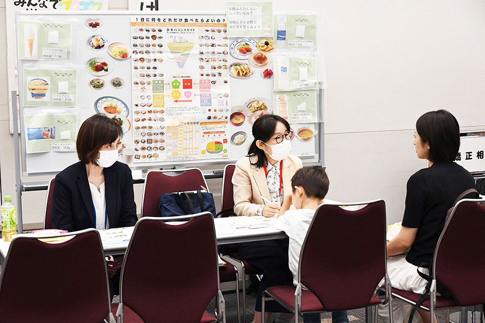 相談を受ける職員