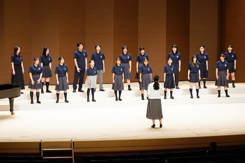 合唱する出演者の画像