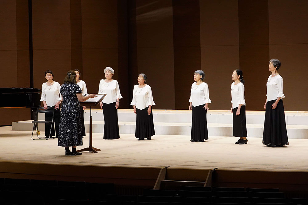 合唱する出演者の画像