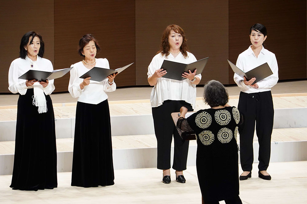 合唱する出演者の画像