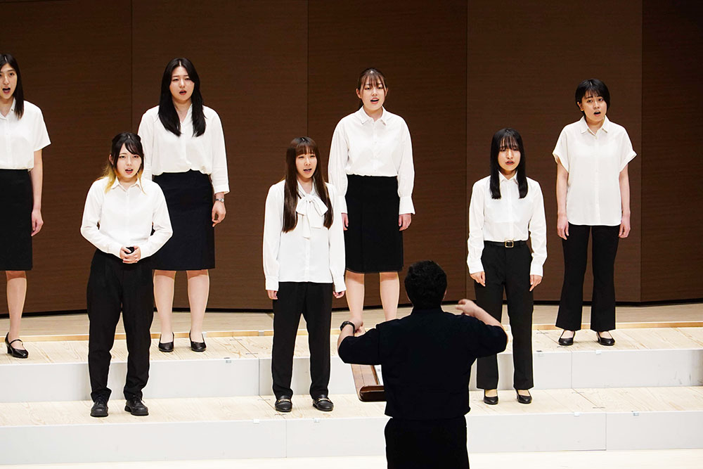 合唱する出演者の画像
