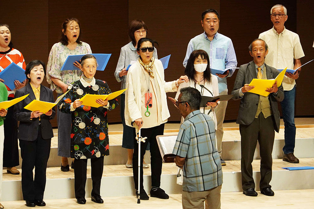 合唱する出演者の画像