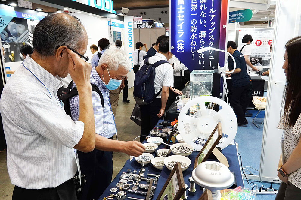 商品を試す来場者