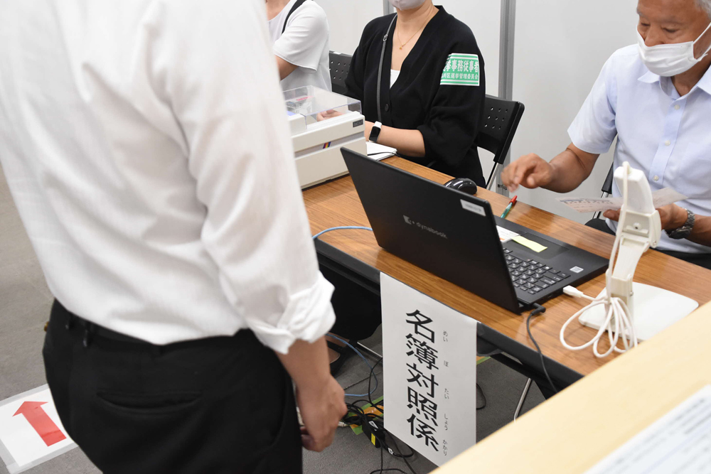 紙を出している様子の画像