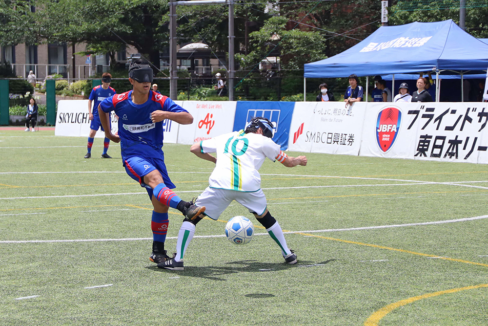シュートする川村選手の画像